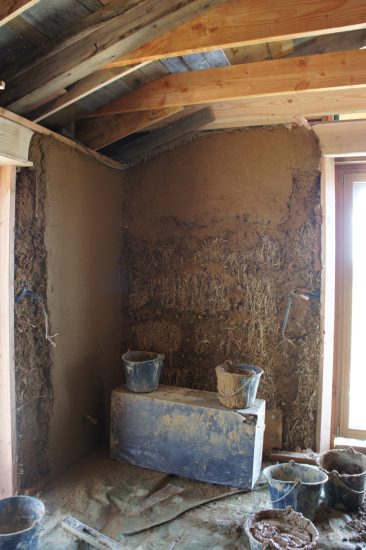 Chantier-participatif-enduit-interieur-terre